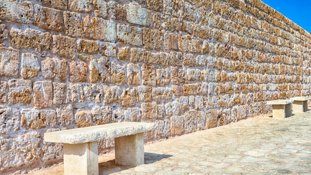 Oude stenen muur op pier in Chania