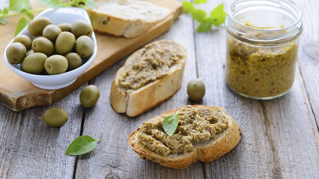 tramezzini con paté di olive verdi